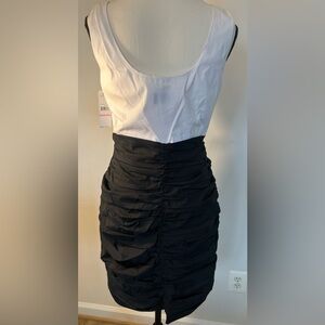 $225 Laundry by Shelli Segal Black & White Ruched Belted Cocktail Dress Size 10